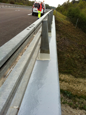 Étanchéité résine — application du sable anti-dérapant