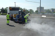 Pontage de fissures — détail de l'application du mastic
